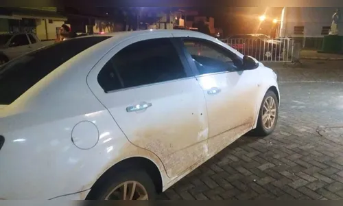 Mulher de 18 anos morre após carro em que estava ser alvo de atiradores