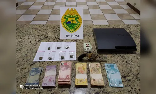 Casal é preso com drogas, vídeogame, arma e grande quantia de dinheiro