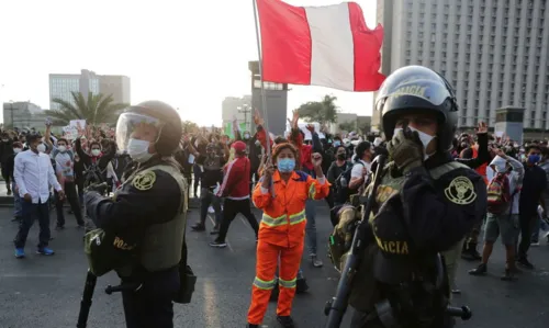 Presidente interino do Peru pede calma em meio à escalada de protestos