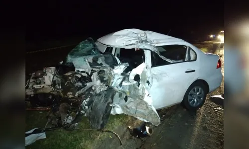 Homem morre após bater carro de frente em caminhão na BR-277