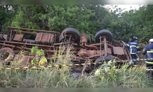Motorista morre após tombar caminhão em estrada da região