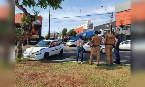 Suspeito bate veículo roubado após o crime e foge a pé