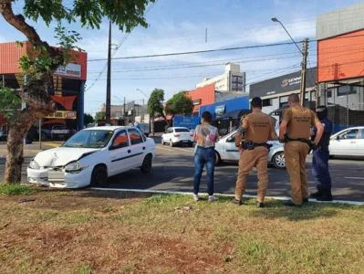 Suspeito bate veículo roubado após o crime e foge a pé