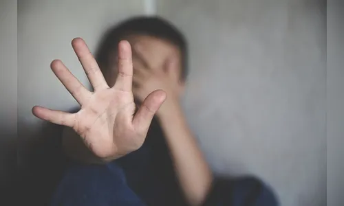 Vizinha desconfiada impede estupro de adolescente; homem foi preso