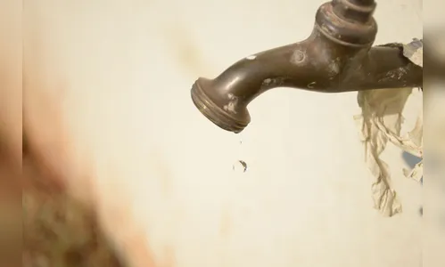 Caminhões-pipa auxiliam abastecimento em Califórnia