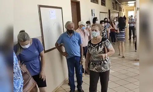 Idosos chegam cedo ao Colégio Idália Rocha para votar
