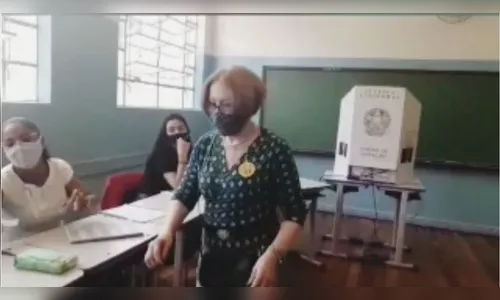 Candidata Malu Domingues vota na manhã deste domingo no Santos Dumont