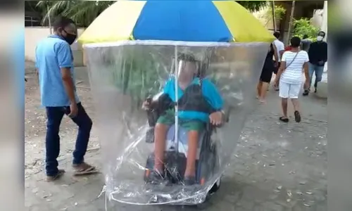 Eleitor com atrofia muscular cria 'tanque à prova de Covid' para votar