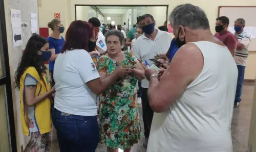 Mulher sem máscara tumultua local de votação no Paraná