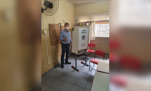 Candidato Pedro Paulo Bazana vota na Vila Araponguinha