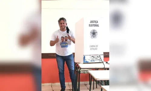 Candidato Fernando Gauchinho vota durante a tarde em Arapongas