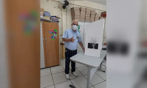 Candidato Dr. Valdecir Oliveira vota na escola Antonica nesta manhã