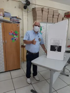 Candidato Dr. Valdecir Oliveira vota na escola Antonica nesta manhã