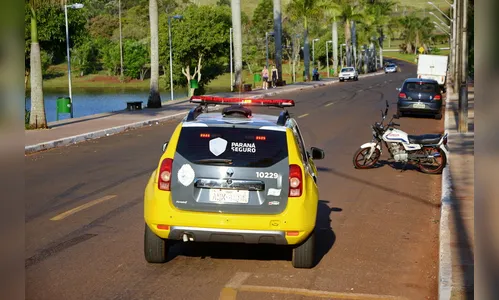 PM flagra mulher conduzindo em 'zigue-zague' e ela acaba presa