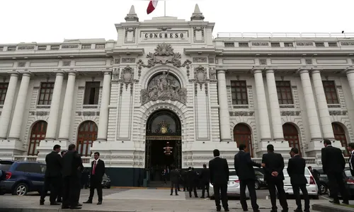 Peru busca terceiro presidente em uma semana para tentar sair de crise