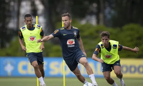 Com dúvida no meio-campo, Tite mantém base contra o Uruguai