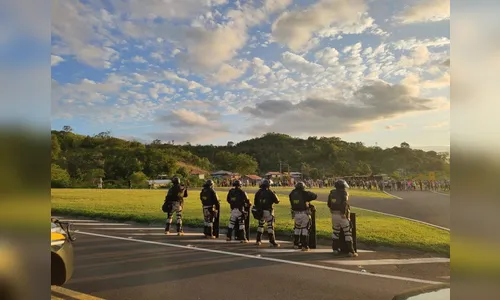 Após saque de carga e vilipêndio de cadáver, indígenas interditam rodovia e atacam policiais