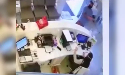 Ladrão passa álcool gel nas mãos antes de roubar clínica no Paraná; assista