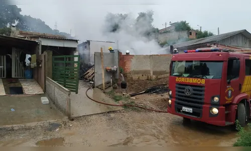 Para se vingar da ex-esposa, homem bota fogo em casa