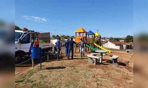 Prefeitura de Apucarana faz instalação de parque infantil no Jardim Marissol