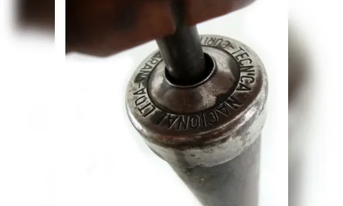 Irmão agride o outro com bomba de encher pneu