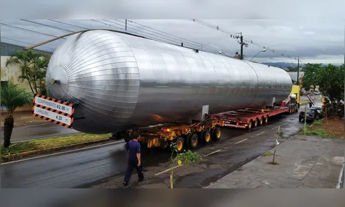 Carreta gigante com cilindro CO2 chama atenção em Borrazópolis