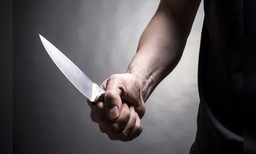 Ladrões com faca assaltam homem e levam celular