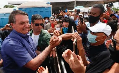 Bolsonaro entrega títulos de propriedade rural para famílias em Goiás