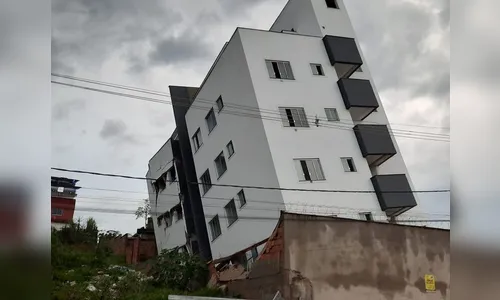 Excesso de chuva faz prédio tombar em MG; 15 famílias ficam desalojadas