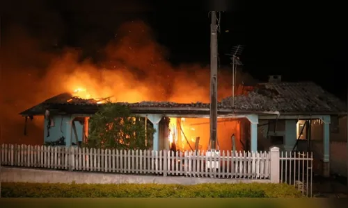 Casa é destruída por incêndio e família desconfia de crime