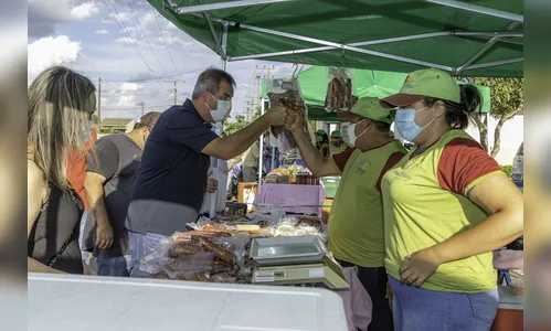 Feirantes de Cambira recebem novas barracas sanfonadas