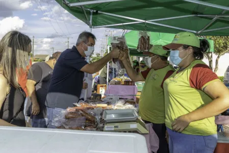 Feirantes de Cambira recebem novas barracas sanfonadas