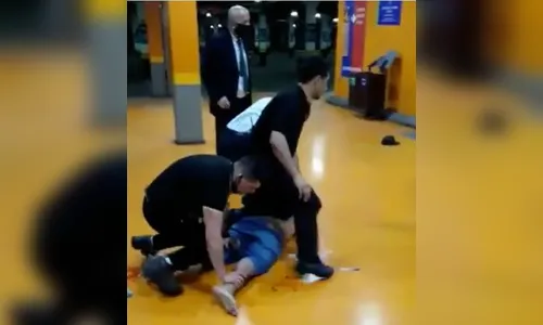 Homem negro é espancado até a morte em supermercado; Vídeo