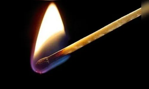 Mulher com o filho de 8 meses no colo ateia fogo na casa do ex-marido