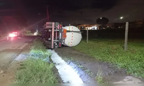 Caminhão que transportava diesel tomba; 25 mil litros vazam no local