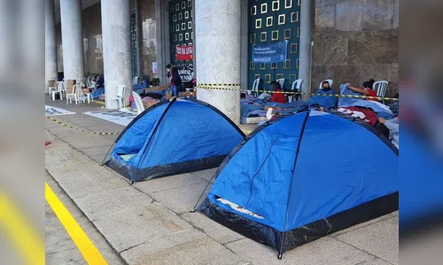 Professores enfrentam 2º dia de greve de fome em frente ao Palácio Iguaçu