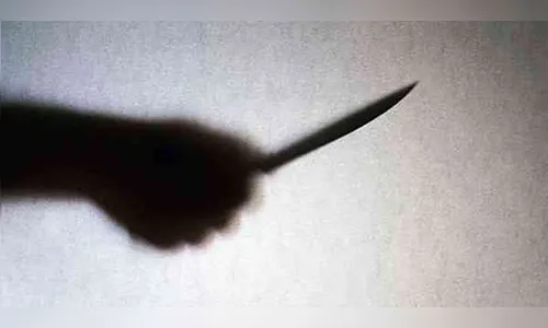 Pai vai visitar filho na casa da ex-mulher e acaba esfaqueado