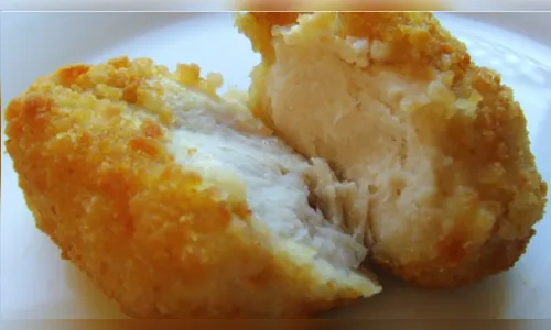 Babá alimenta crianças vegetarianas com frango e mãe exige indenização