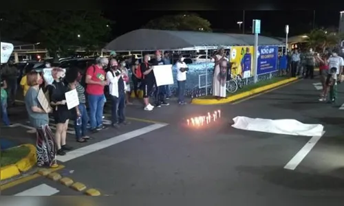 Protesto é realizado no Carrefour em Londrina
