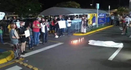 Protesto é realizado no Carrefour em Londrina