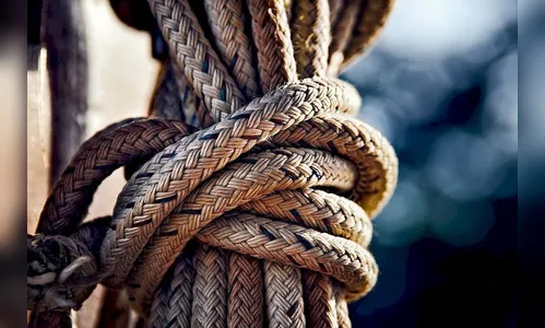 Comerciante é amarrado durante assalto e celulares são levados