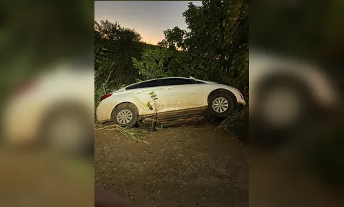 Motorista perde o controle e cai com carro em barranco