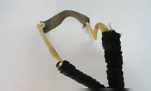 Vizinho jogava bombas com estilingue na casa ao lado