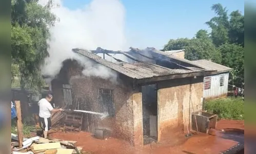 Idosa acorda e encontra casa pegando fogo