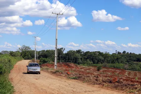 Implantação da rede trifásica avança na zona rural de Apucarana