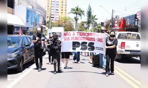 Professores saem em passeata pelas ruas de Apucarana