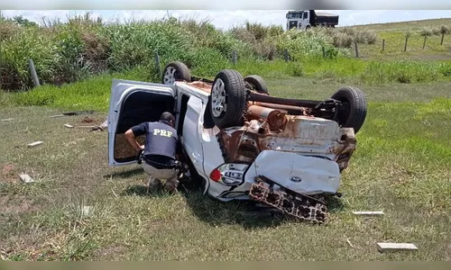 Veículo com 240 kg de drogas capota após perseguição policial