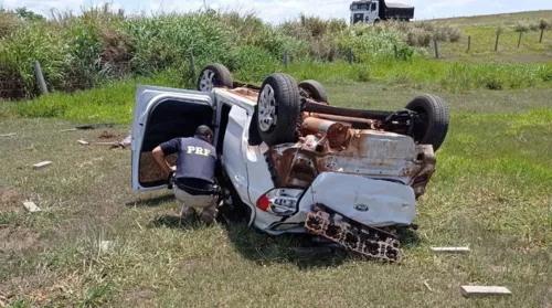 Veículo com 240 kg de drogas capota após perseguição policial