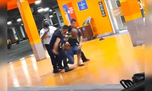 Era o 1º dia de PM no Carrefour; funcionária também foi afastada