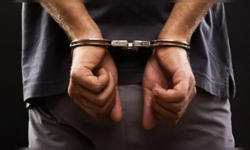Homem de 23 anos com mandado judicial em aberto é preso com drogas